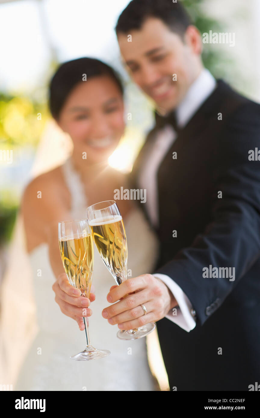 USA, New Jersey, Jersey City, Braut und Bräutigam Toasten mit Champagner Stockfoto