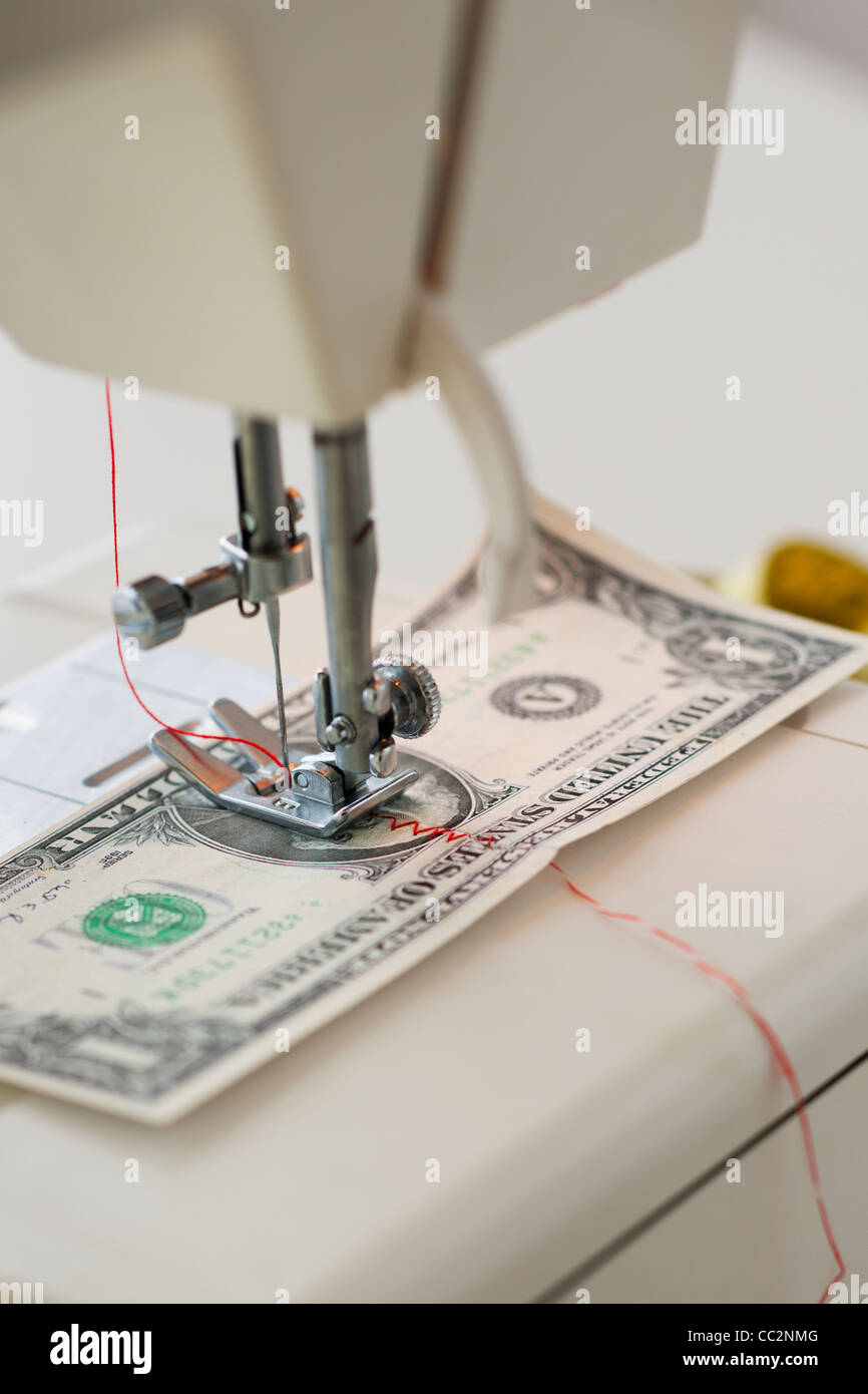 Hälften der Dollarnote mit Nähmaschine genäht werden Stockfoto