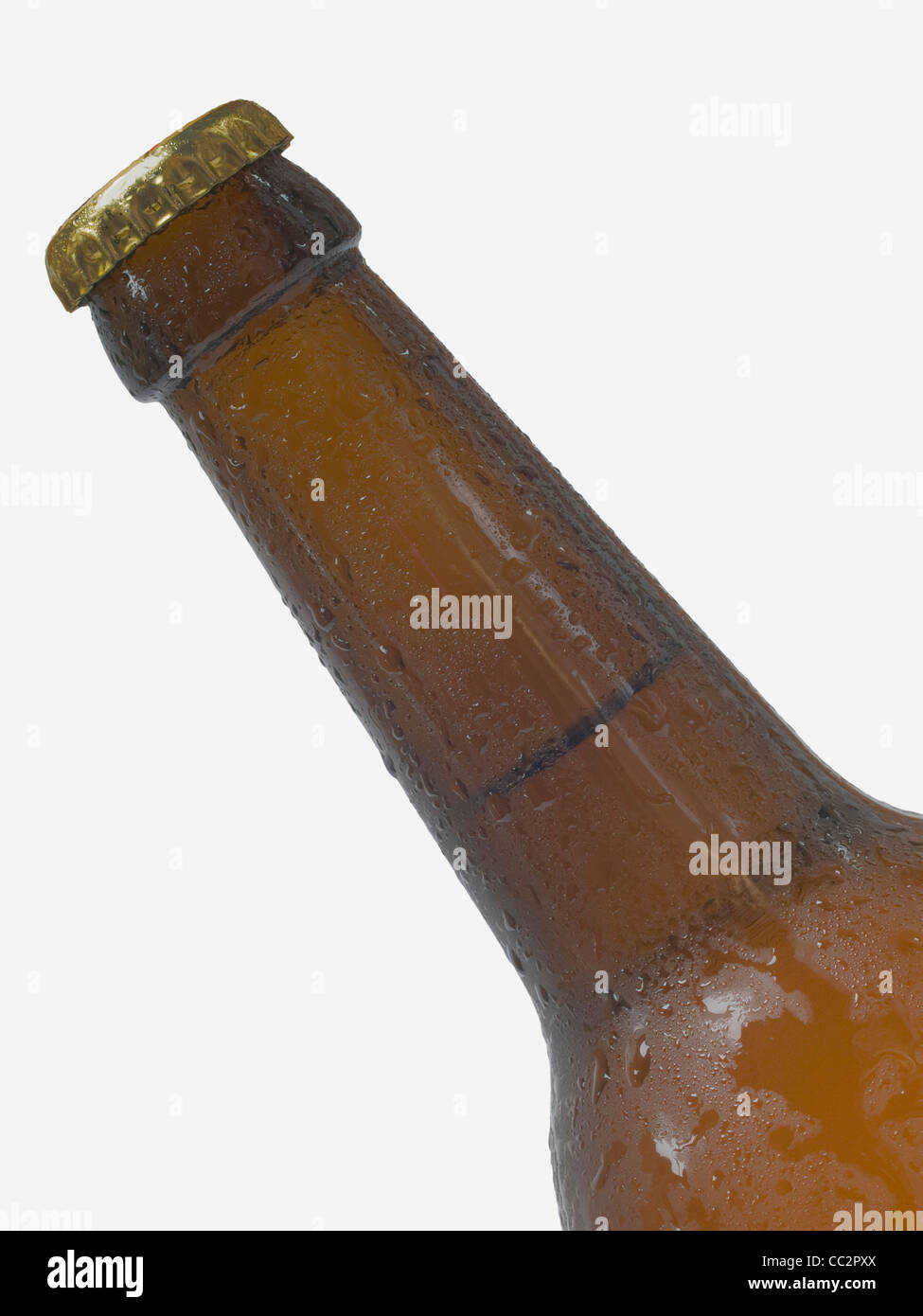 Detail-Foto einer Bierflasche mit Wassertropfen Stockfoto