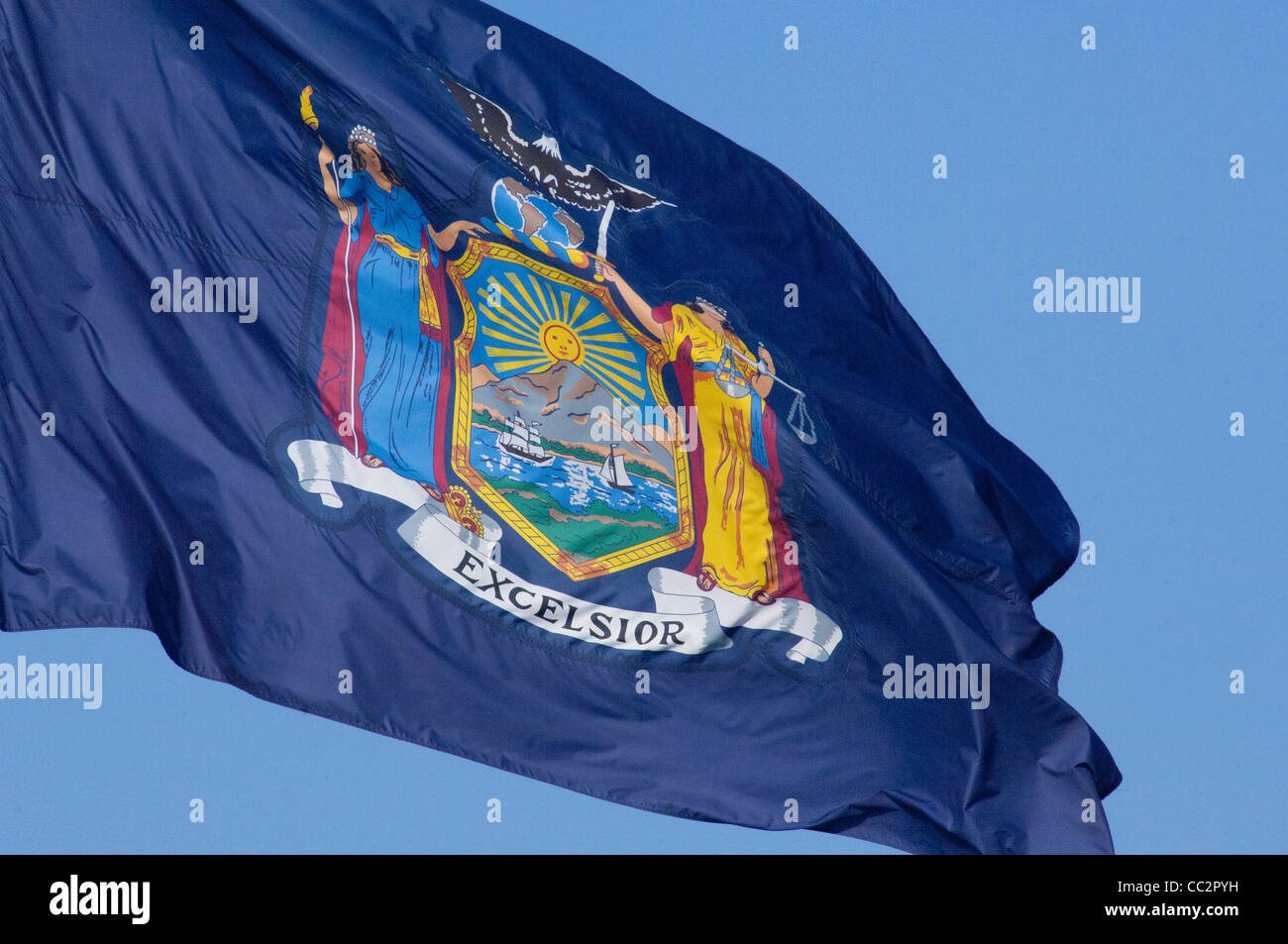 New York State, Erie Canal am Mohawk River zwischen Wenig fällt & sylvan Beach. New York State Flag mit Wappen. Stockfoto