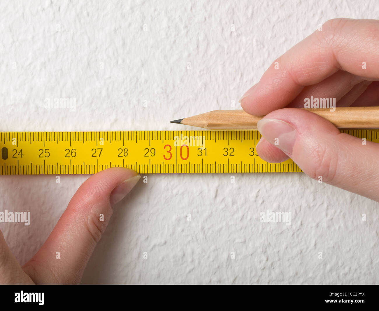 ein Punkt ist an der Wand ein Loch bohren markiert. Stockfoto