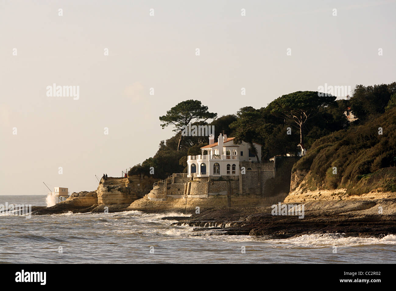 Villa auf Klippen nördlich von St. Palais-Sur-Mer, Frankreich Stockfoto