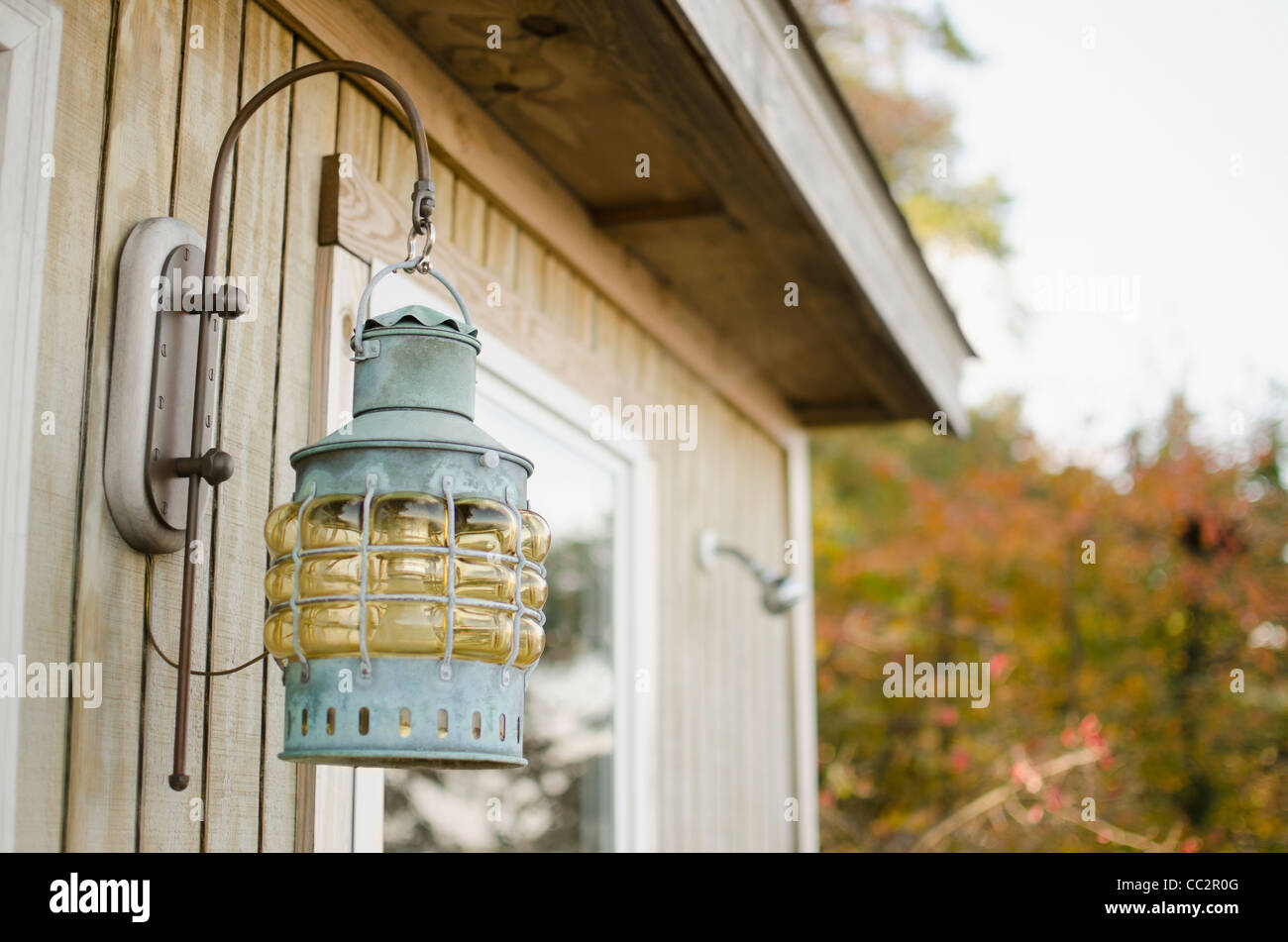 USA, Maryland, Annapolis, Großaufnahme der Laterne auf Holzhütte Stockfoto