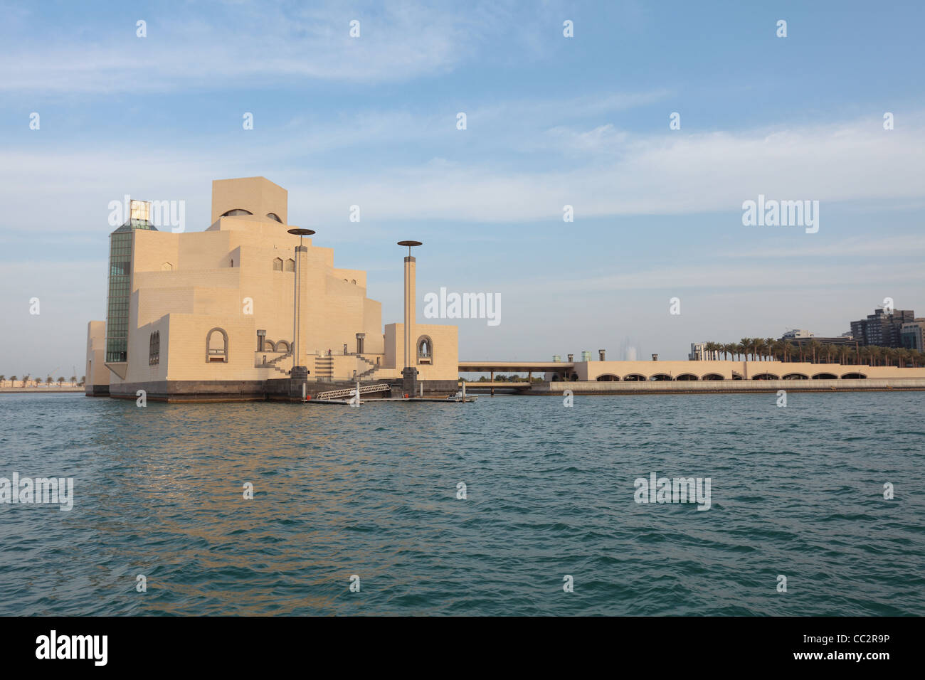 Eine Ansicht des Katars Museum für islamische Kunst in Doha Bucht, zeigt die Sea Gate und Steg, Jan 2012 Stockfoto