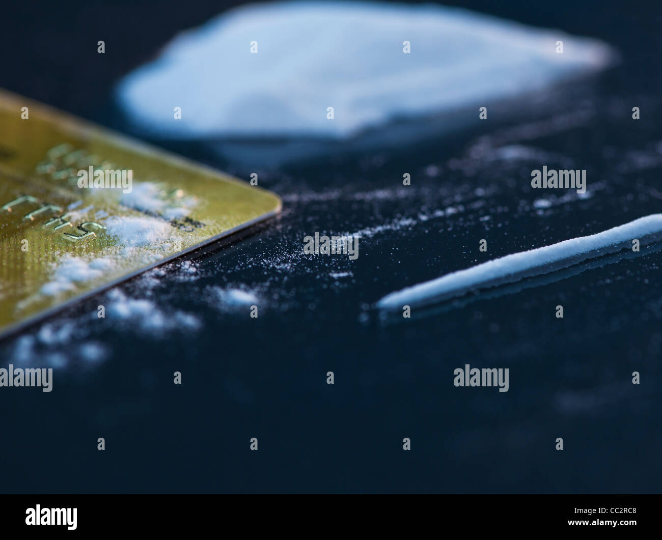 Nahaufnahme von Kokain und Kreditkarte auf schwarzem Hintergrund Stockfoto