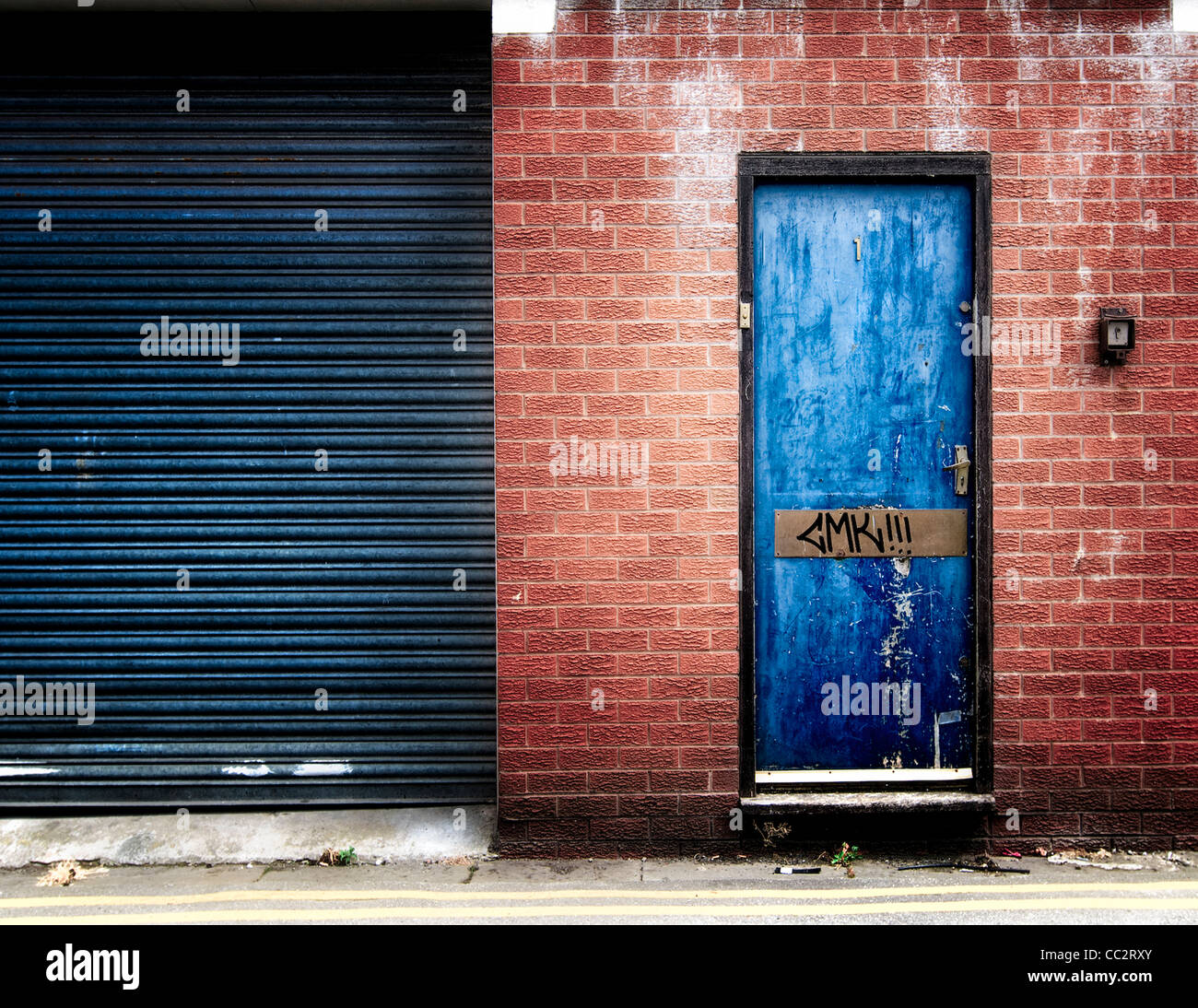 Verfallene Tür mit graffiti Stockfoto