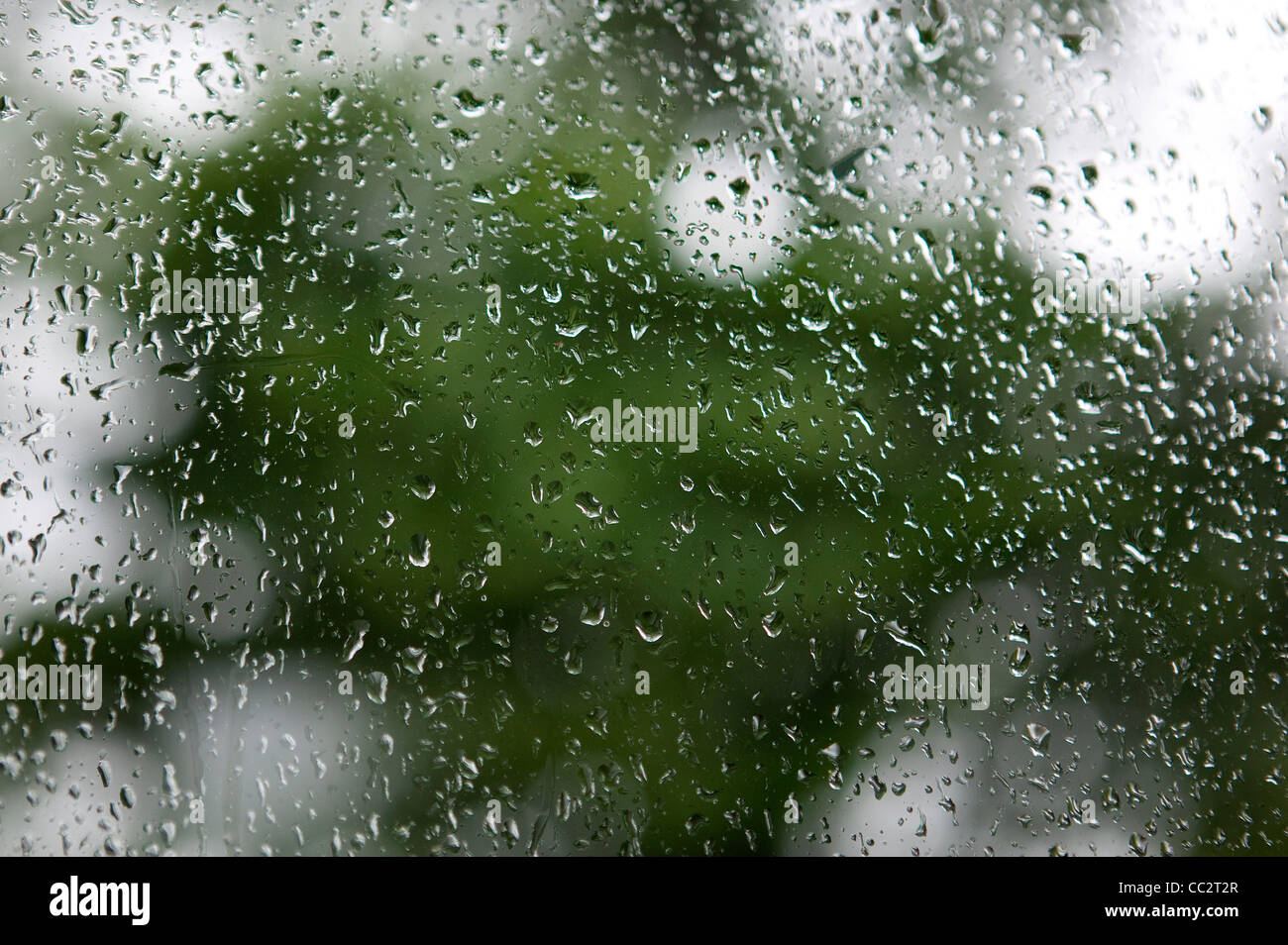 Regentropfen am Fenster, typisch irische Wetter... Stockfoto