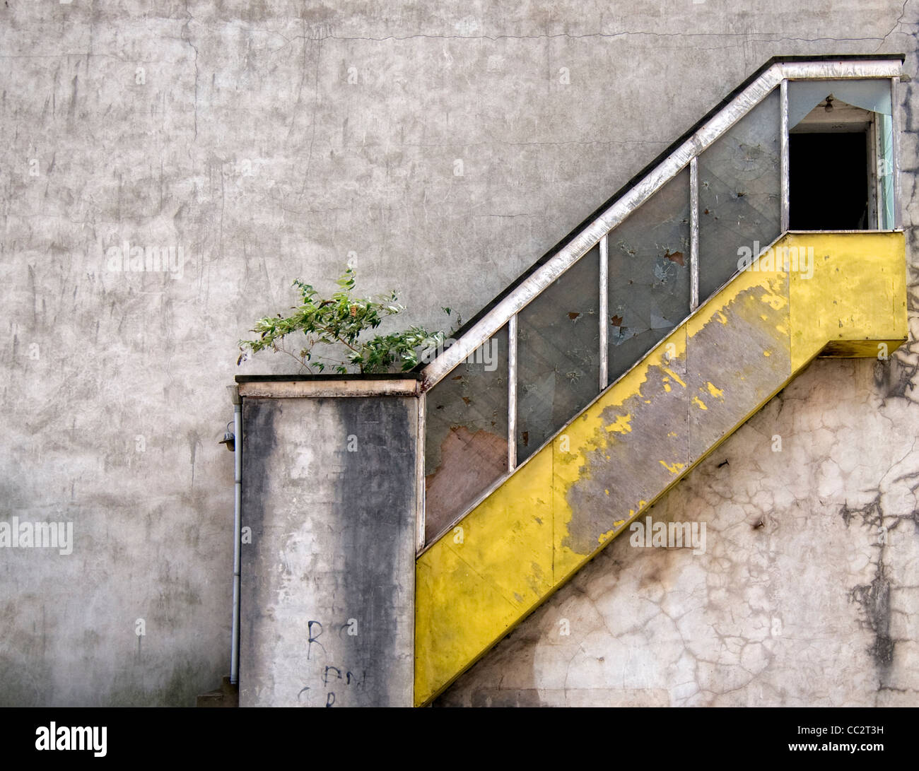 Heruntergekommene gelbe Treppe Stockfoto