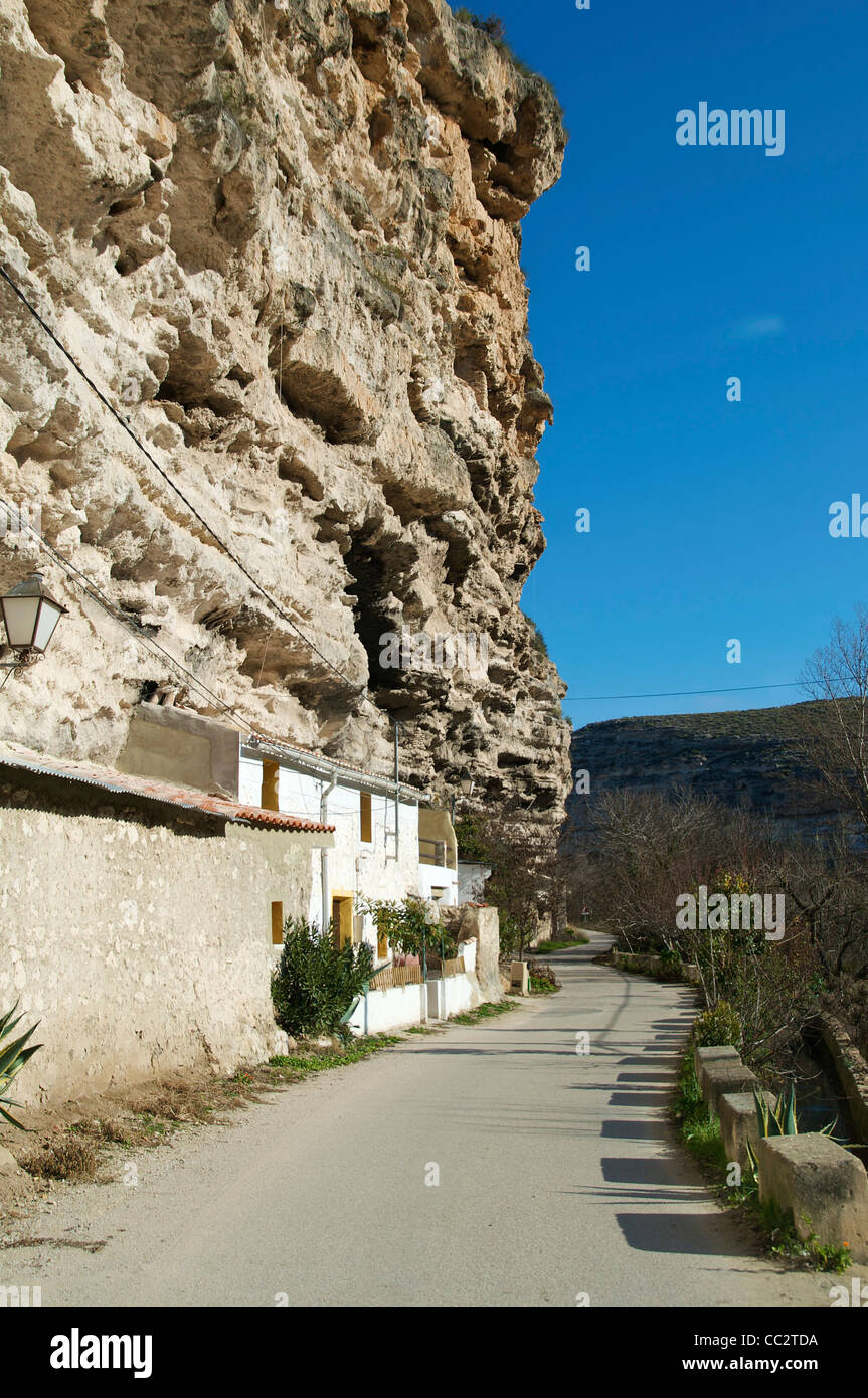 Cliff mit Häusern, die in den Felsen und die Gasse in die tiefe Schlucht des Flusses Júcar in der Nähe von Cubas (Spanien) integriert sind. Stockfoto