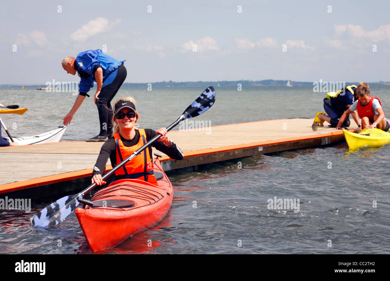 Legepladsudstyr naturpark tuberkulose Zuerst Kajak Striche vom Ponton-Brücke an einem Wochenende Kajakschule in  Rungsted Kayak Club, Rungsted Kyst, Dänemark Stockfotografie - Alamy