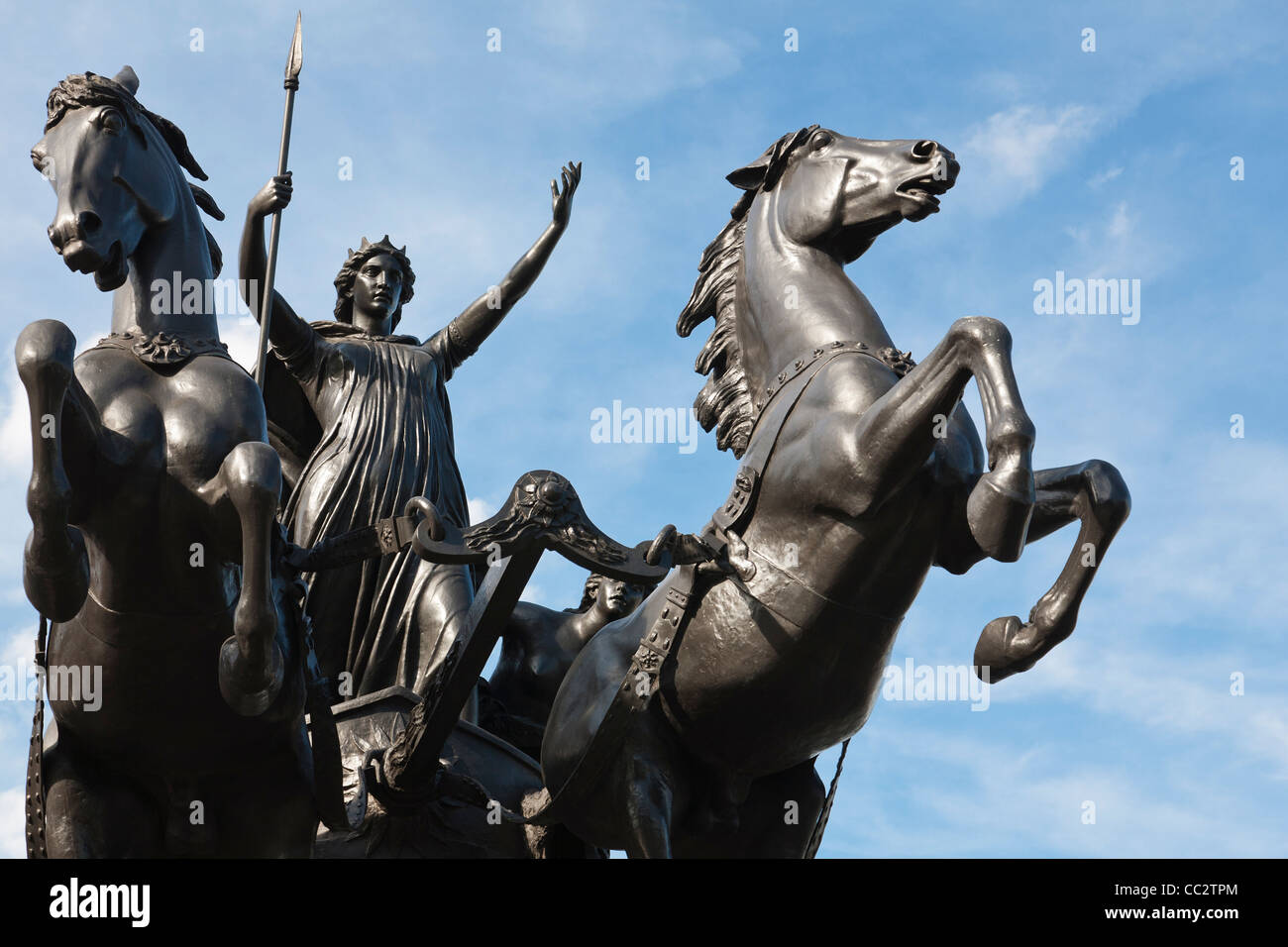 Eine Skulptur, die Darstellung der Kriegerkönigin Boudicca die Icener mit ihren Töchtern, in der Nähe von Westminster Pier, London, England. Stockfoto