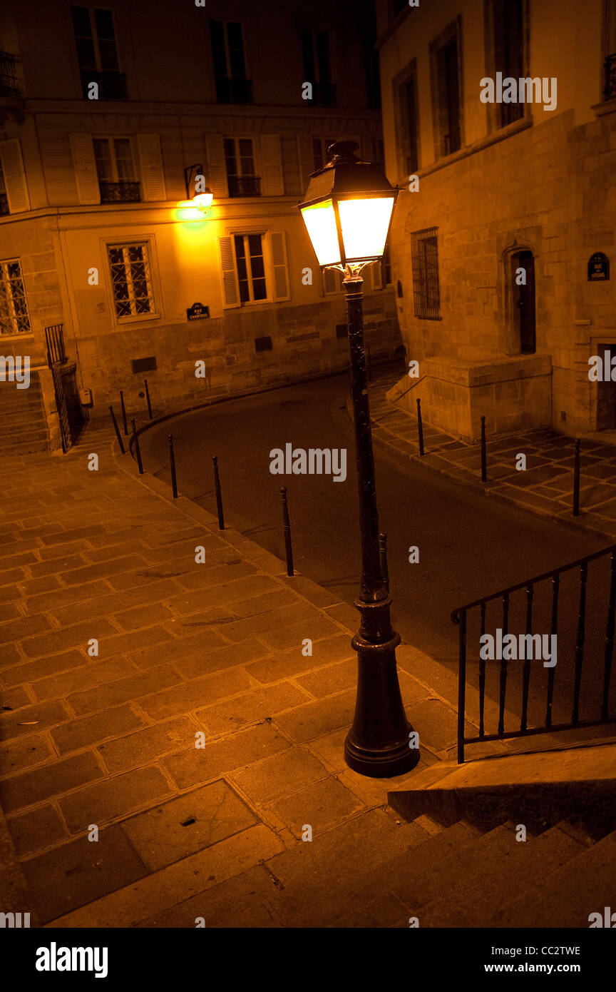 Erleuchtete Laterne am Quai Aux Fleurs in der Nacht, Paris, Frankreich Stockfoto