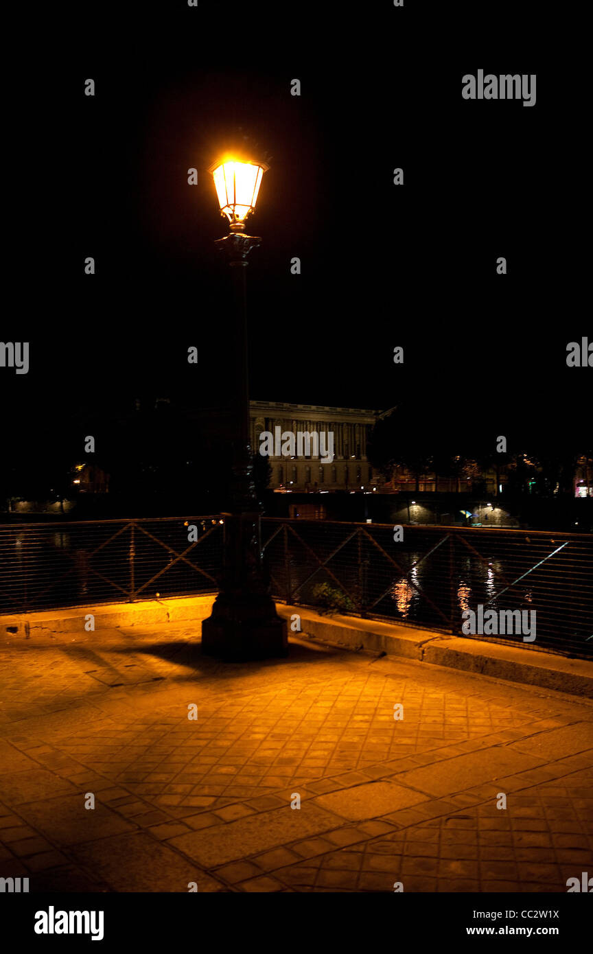 Laternenpfahl in der Nacht auf der Pont Neuf, Paris, Frankreich Stockfoto