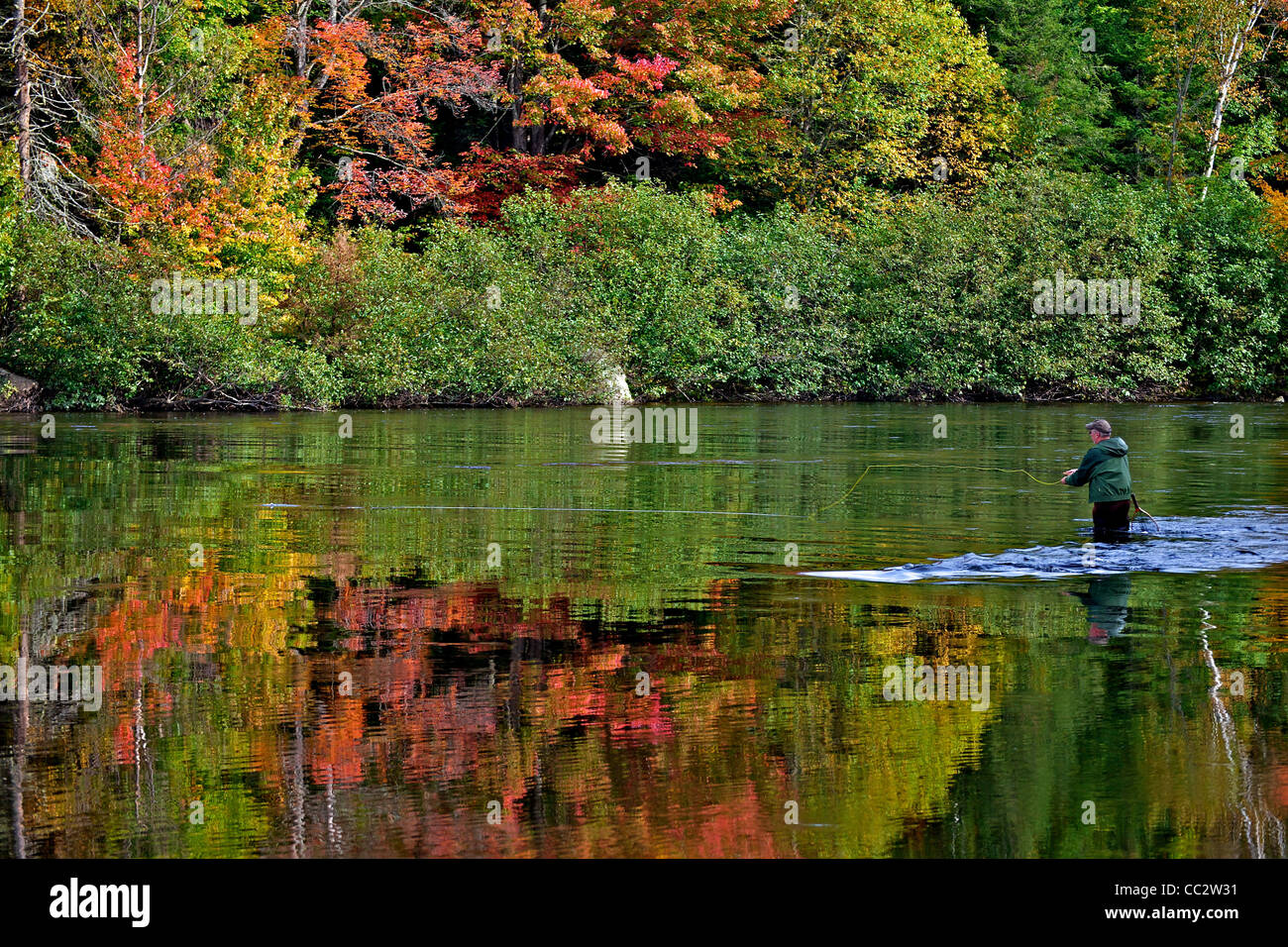 Herbst Laub und Fischer Reflexionen auf dem Fluss Stockfoto