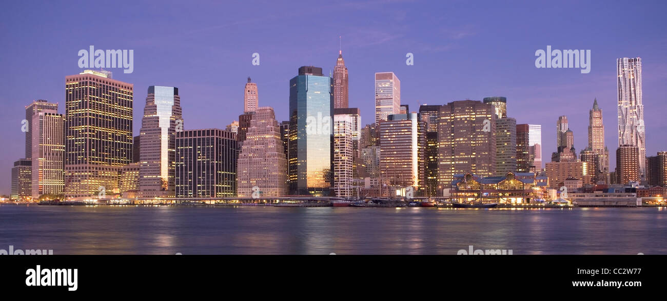 USA, New York State, New York City Skyline der Stadt in der Abenddämmerung Stockfoto