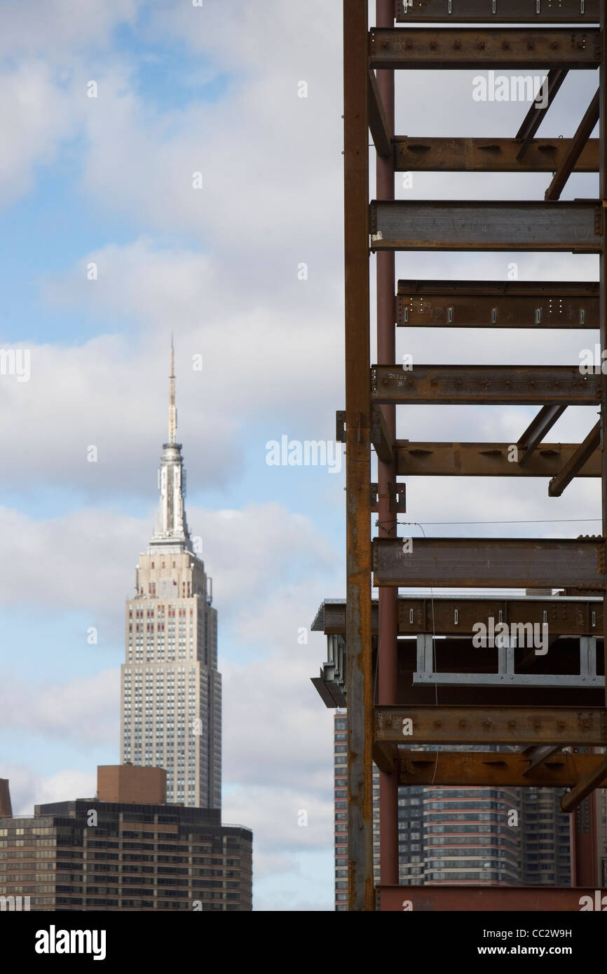 USA, New York State, New York City, Baustelle und Wolkenkratzern im Hintergrund Stockfoto