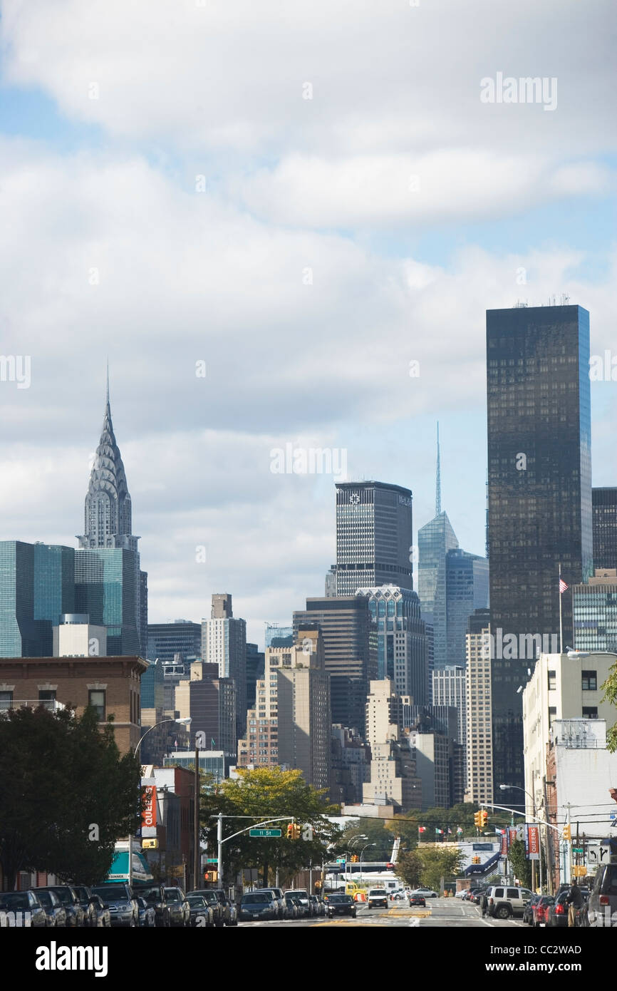 USA, New York City, Busy Street mit Manhattan Skyline im Hintergrund Stockfoto