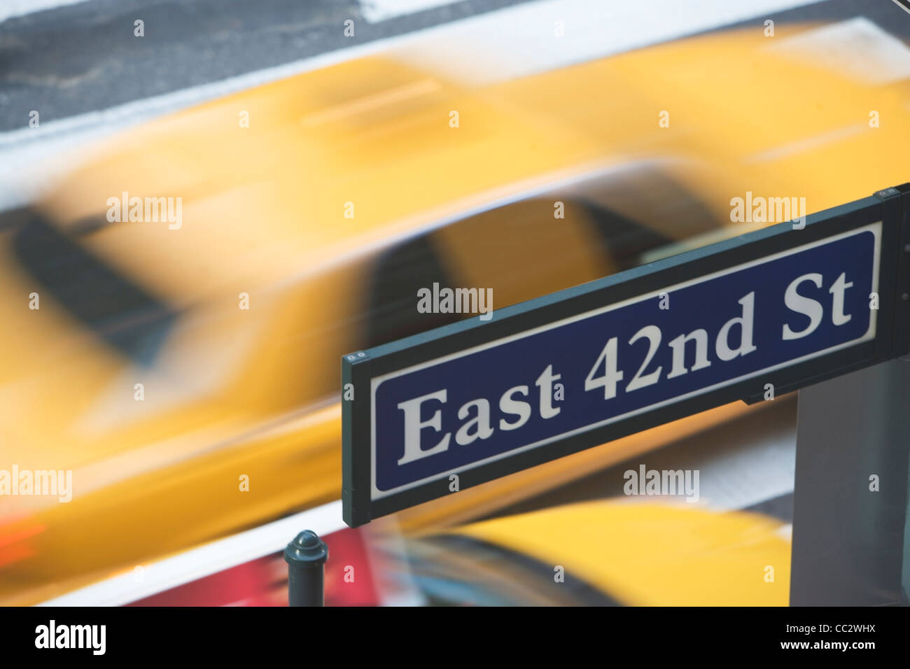 USA, New York City, Manhattan, Richtung Straßenschild an der 42. Straße Stockfoto