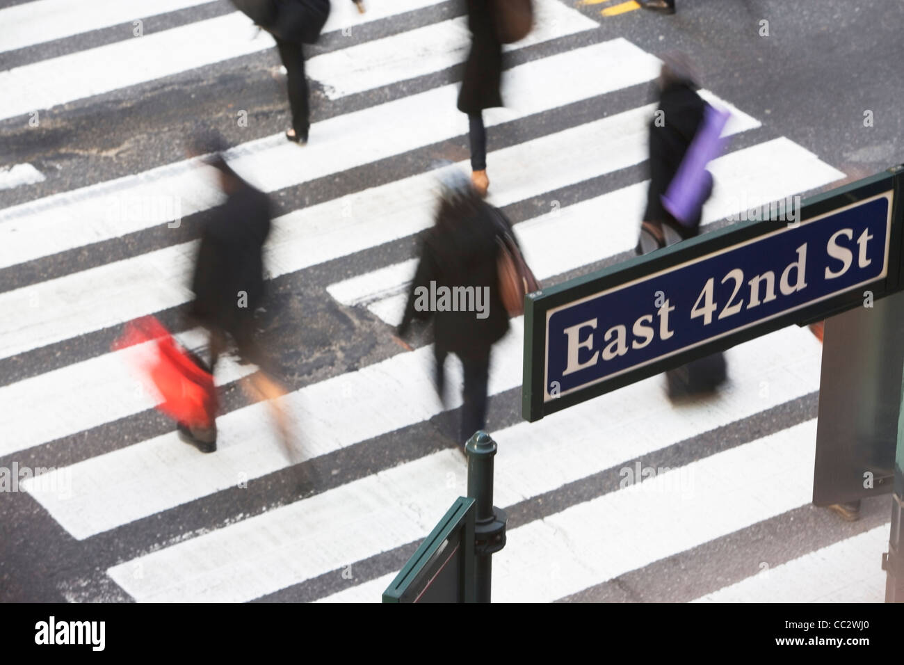 USA, New York City, Manhattan, 42nd street, Pedestrians on zebra crossing Stockfoto
