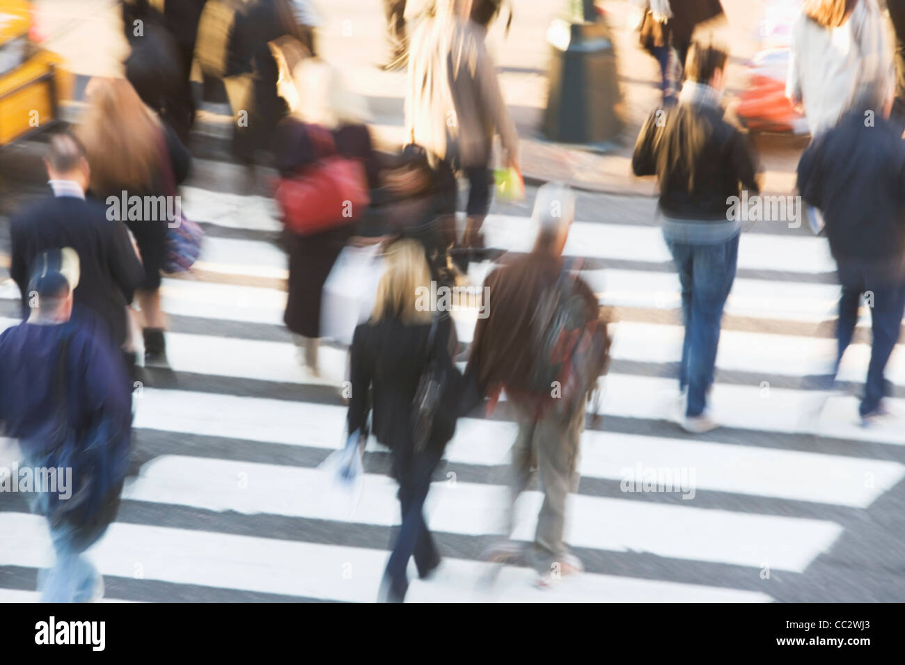 USA, New York City, Manhattan, Fußgänger auf Zebrastreifen Stockfoto