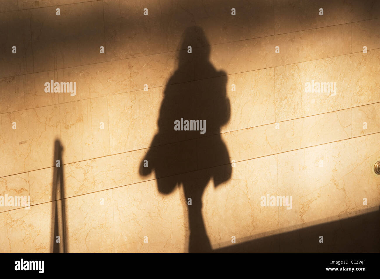 USA, New York City, Schatten des weiblichen Fußgänger an sonnenbeschienenen Wand Stockfoto