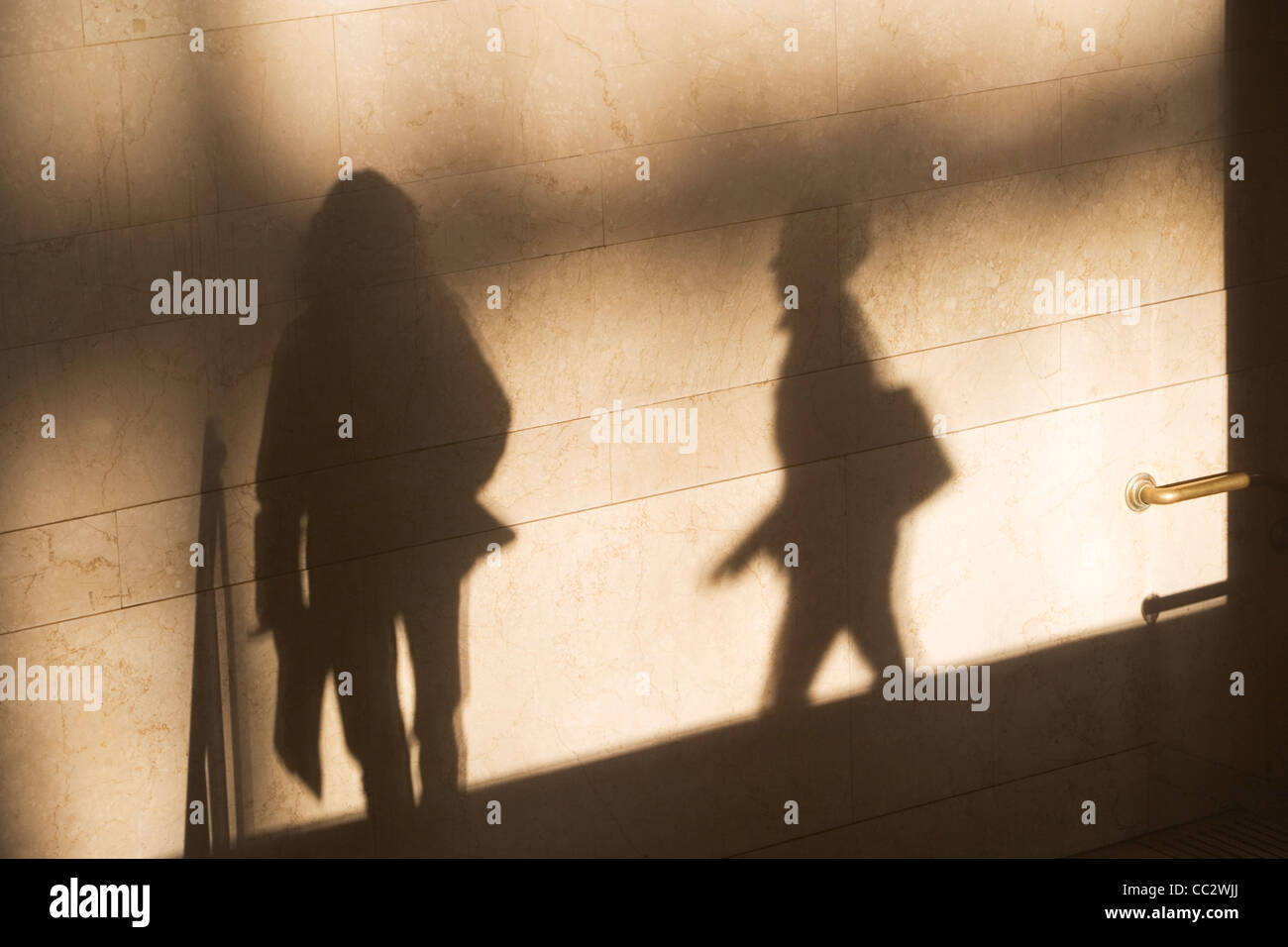 USA, New York City, Schatten von zwei weiblichen Fußgänger an sonnenbeschienenen Wand Stockfoto