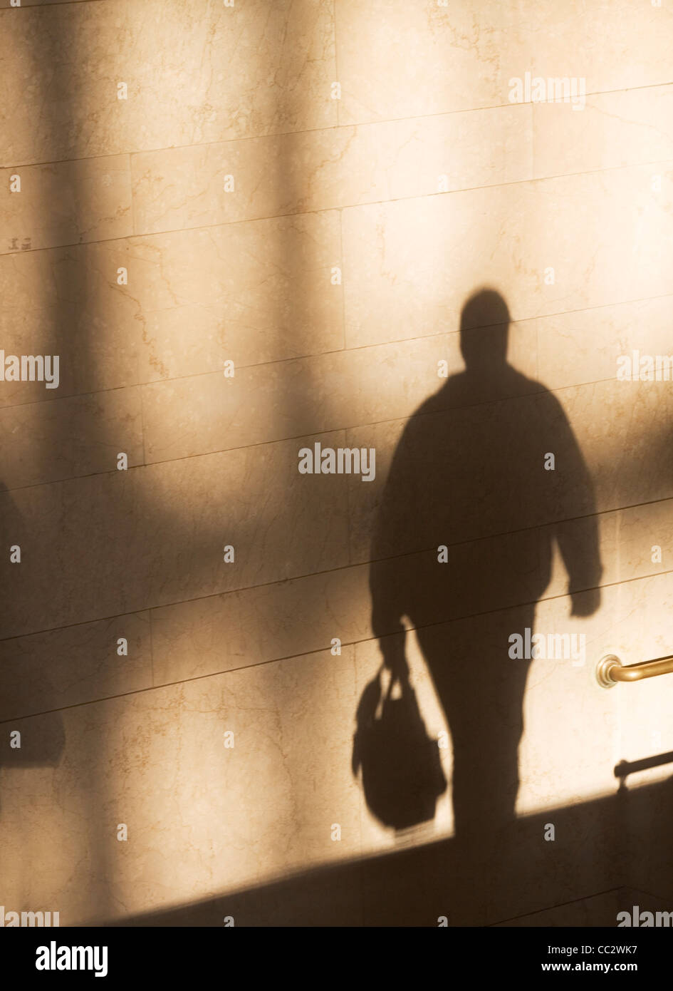 USA, New York City, Schatten der männlichen Fußgänger an sonnenbeschienenen Wand Stockfoto