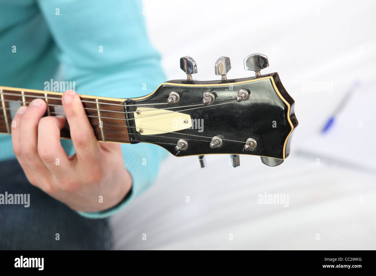 Gitarre spielen Stockfoto
