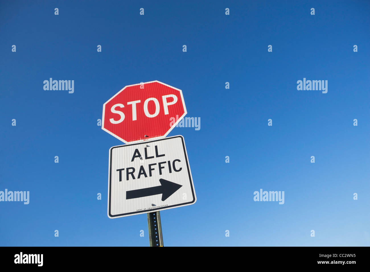 USA, New York City, Abzweigung Verkehrszeichen Stockfoto