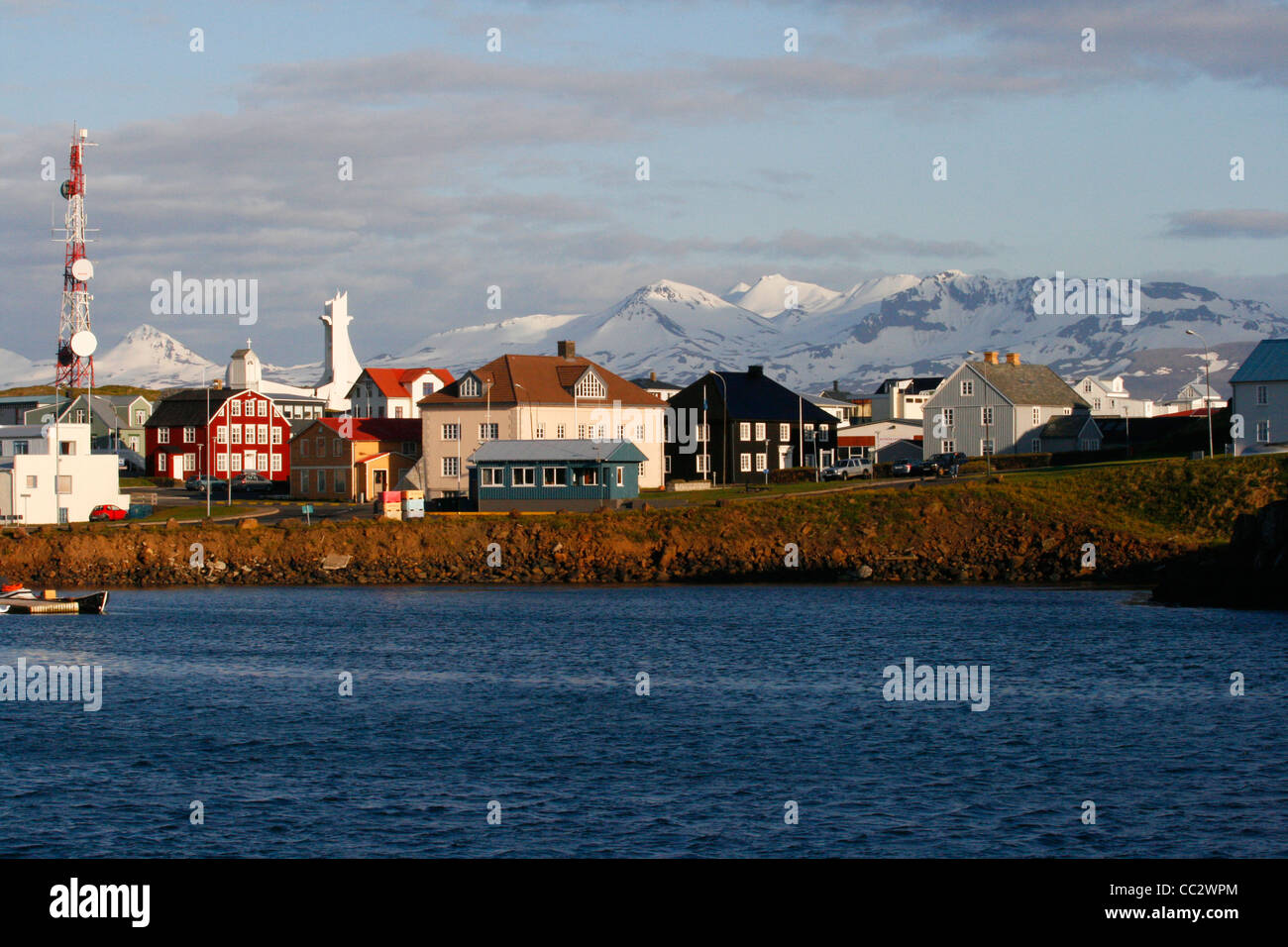 Aussicht auf die malerische Stadt von Stykkisholmur aus der Bucht, mit Snæfellsjökull Gletscher im Hintergrund. Western Island. Stockfoto