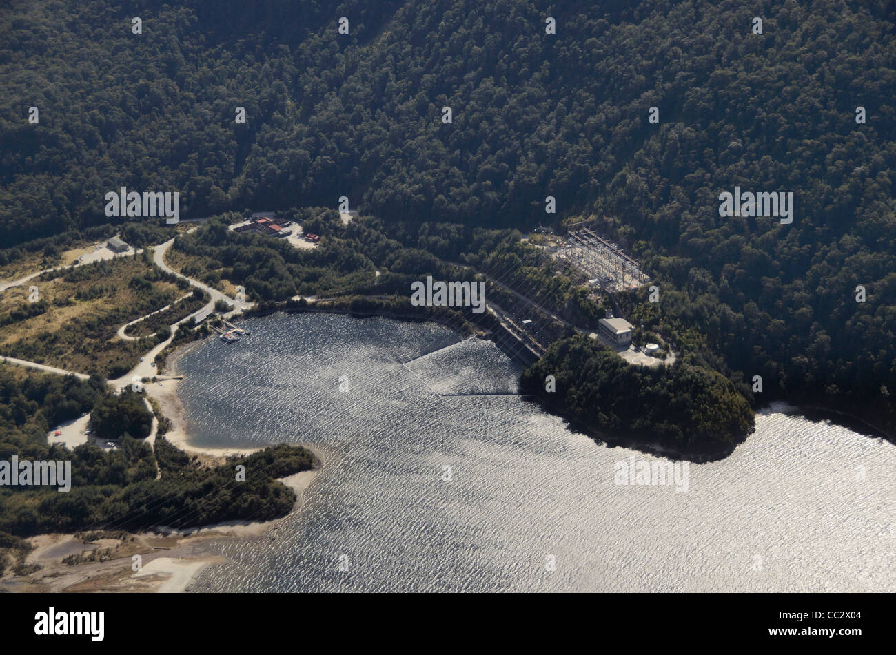 Luftaufnahme des Kraftwerks manapouri Wasserkraftwerk Lake Manapouri Fiordland National Park Neuseeland. Stockfoto