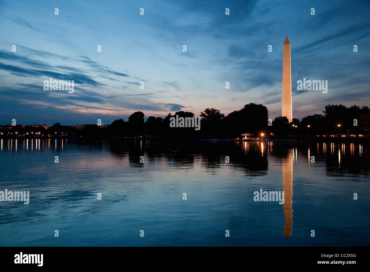 USA, Washington DC, Washington Monument in der Abenddämmerung im Wasser reflektiert Stockfoto