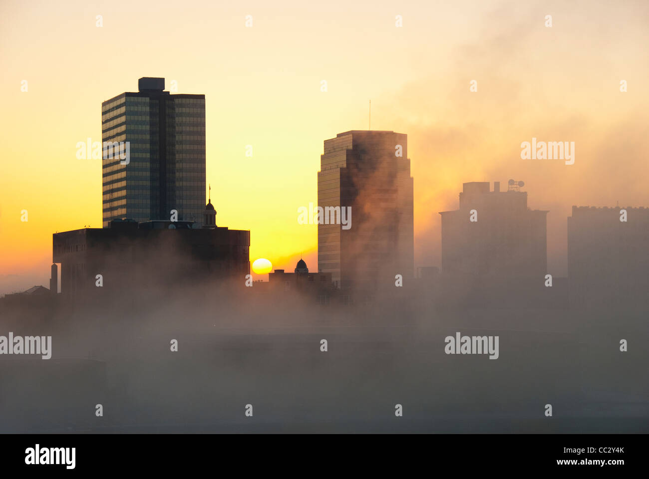USA, Tennessee, Knoxville, Morgennebel über der Skyline der Stadt Stockfoto