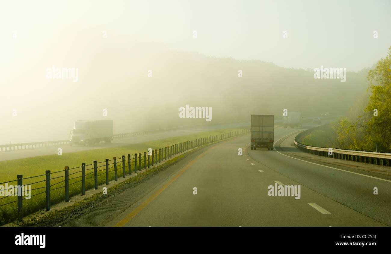 USA, Tennessee, am frühen Morgen Verkehr im Nebel Stockfoto