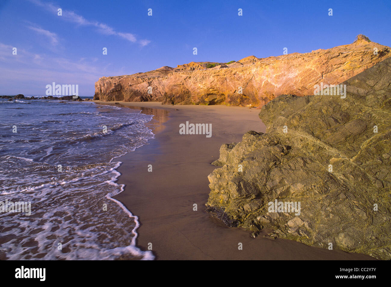 Mexiko, Baja California Sur, Strand mit Felsen Stockfoto
