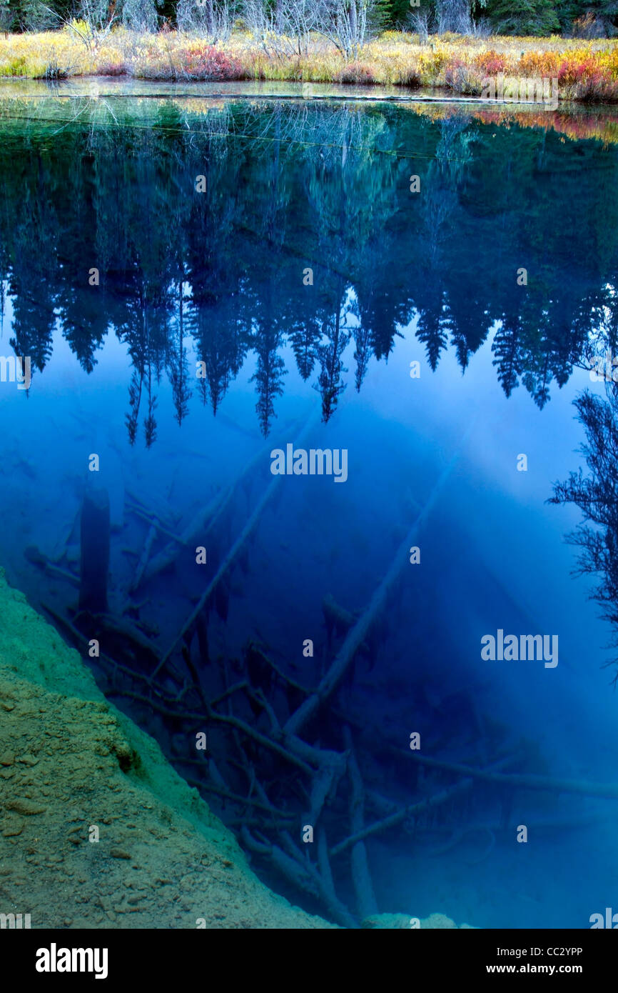 Blick in den tiefen Gewässern des kleinen Kratersee in Mt Hood National Forest Stockfoto