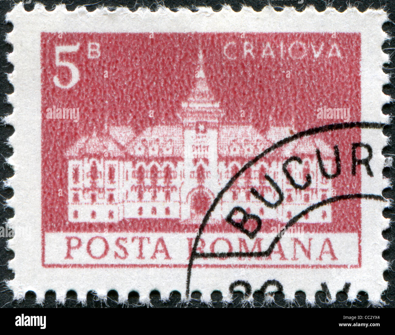 Rumänien - CIRCA 1973: Eine Briefmarke gedruckt in Rumänien, zeigt das Rathaus Craiova, ca. 1973 Stockfoto