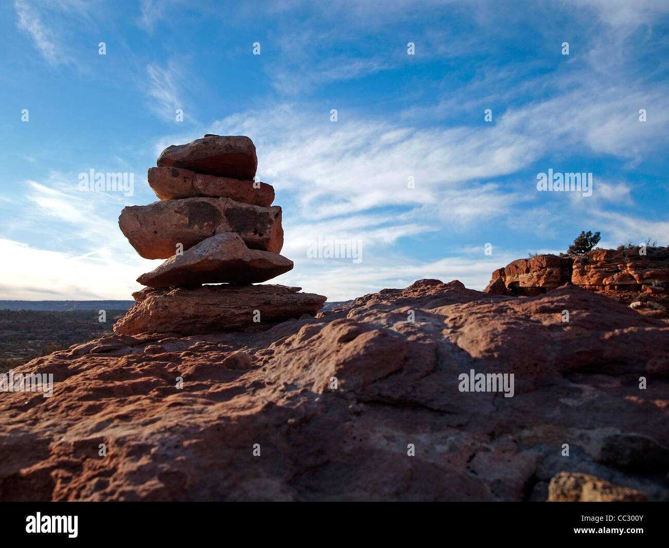 Eine kleine Steinhaufen markiert eine Spur über Wüste Slickrock. Stockfoto