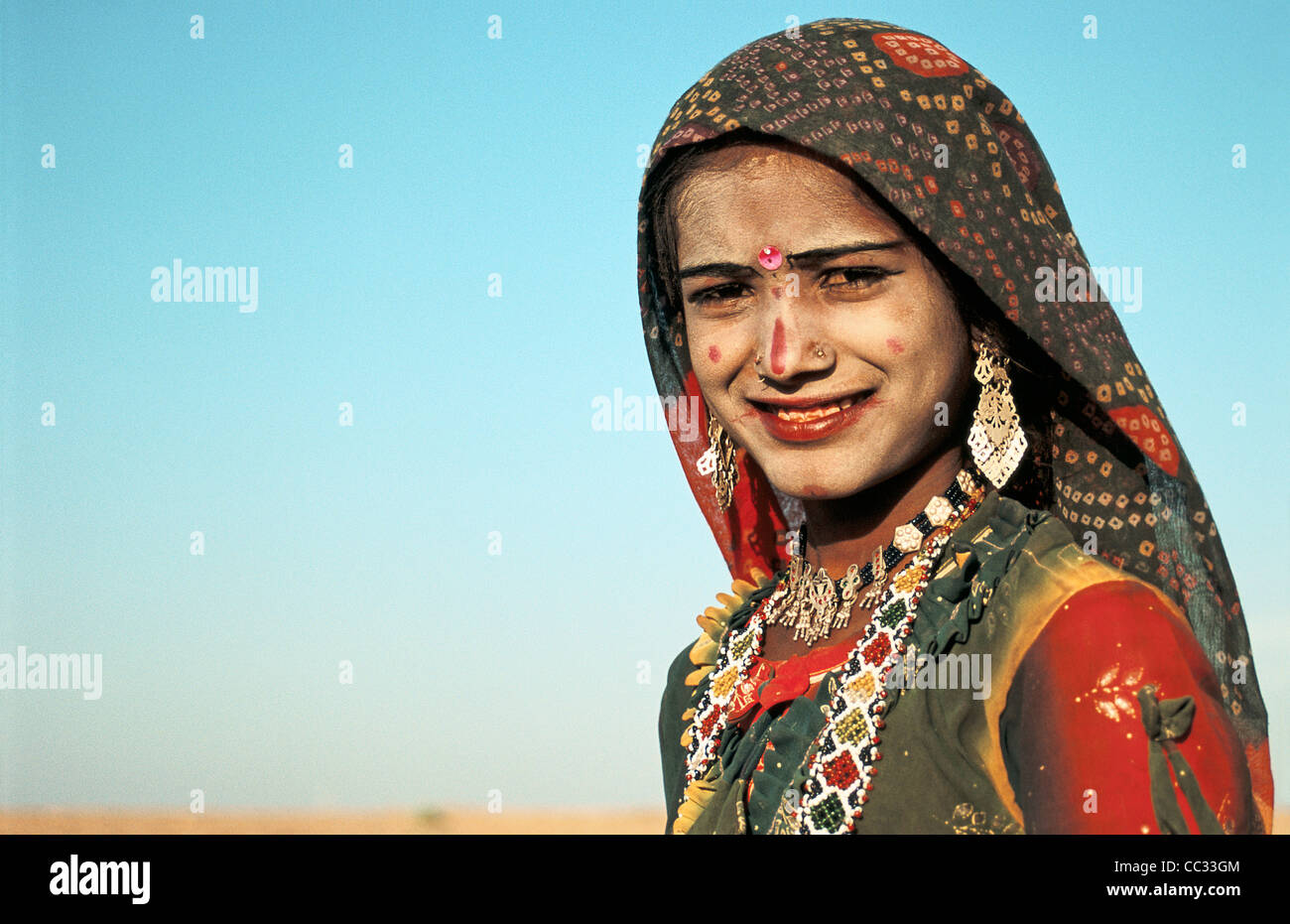 Porträt eines Mädchens, die Zugehörigkeit zu einer unantastbaren Gruppe zum Zeitpunkt der Diwali, das hinduistische Lichterfest (Indien) Stockfoto