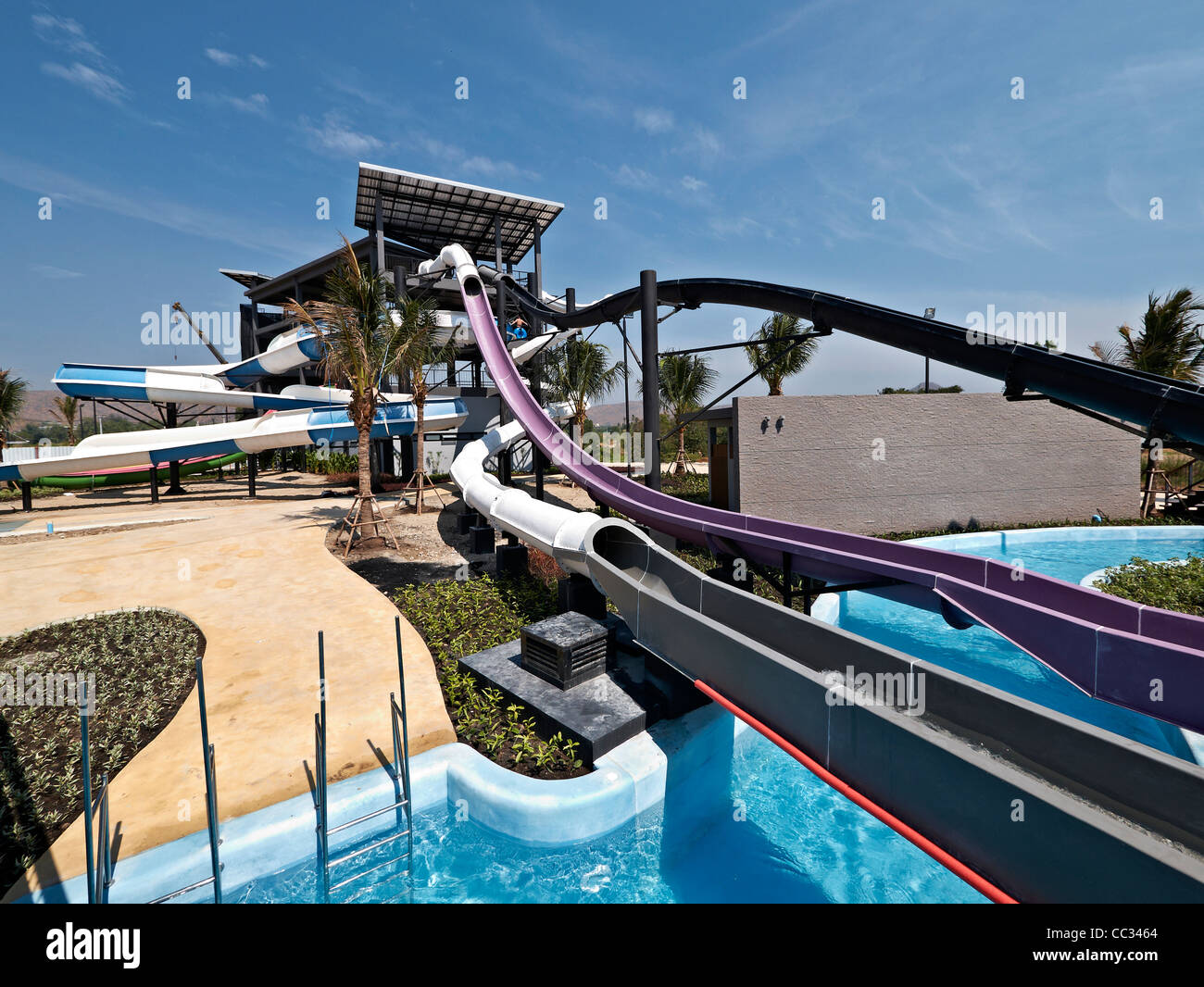 Wasserattraktionen im Themenpark mit Wasserrutsche, Rutschen und Wasserschächten. Hua hin, Thailand, S. E. Asien Stockfoto
