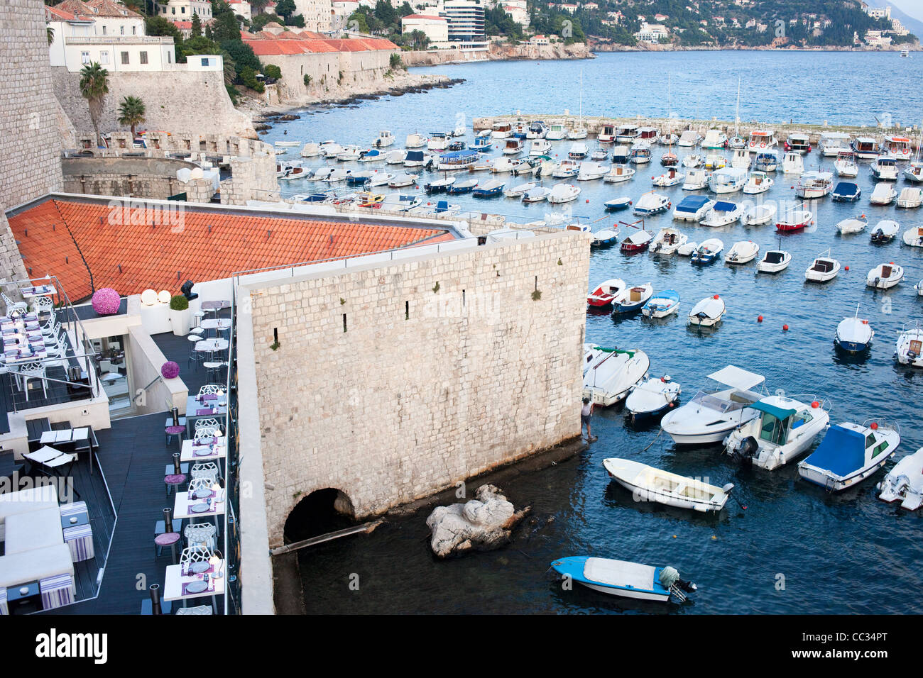 Hafen von Dubrovnik in Kroatien, Blick von der alten Stadtmauer Stockfoto