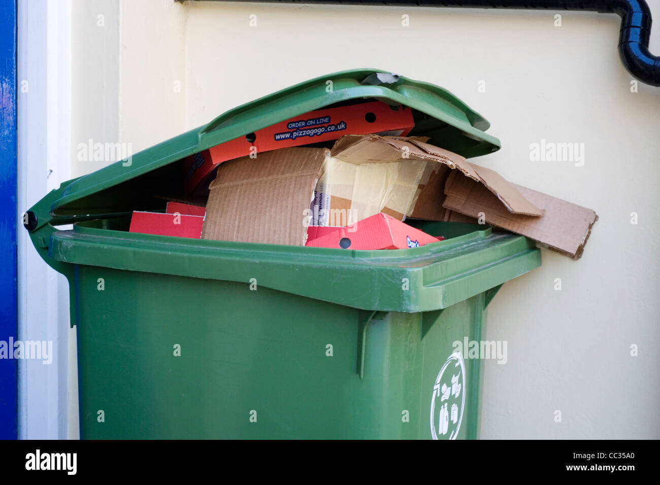 überlaufende Haushalt Wheelie Recyclingbehälter Stockfoto