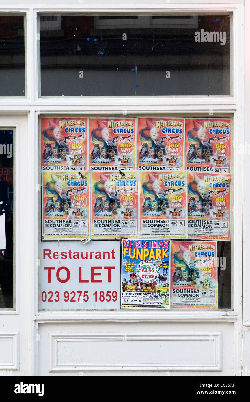 Restaurant lassen Sie Windows in Plakate aus dem Geschäft abgedeckt Stockfoto