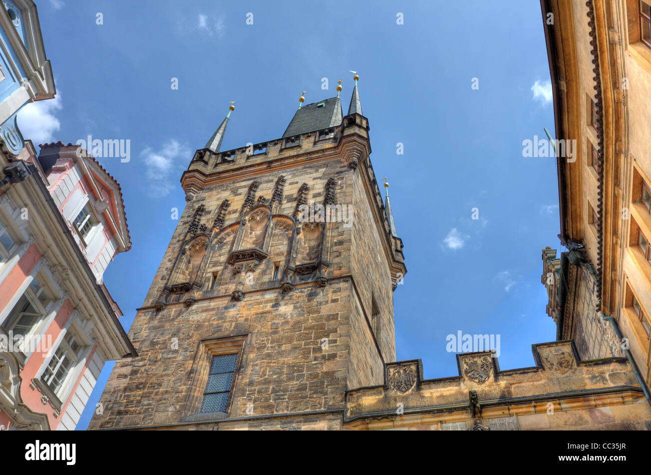 Blick auf alten Turm auf der Karlsbrücke in Prag, Tschechien. Stockfoto