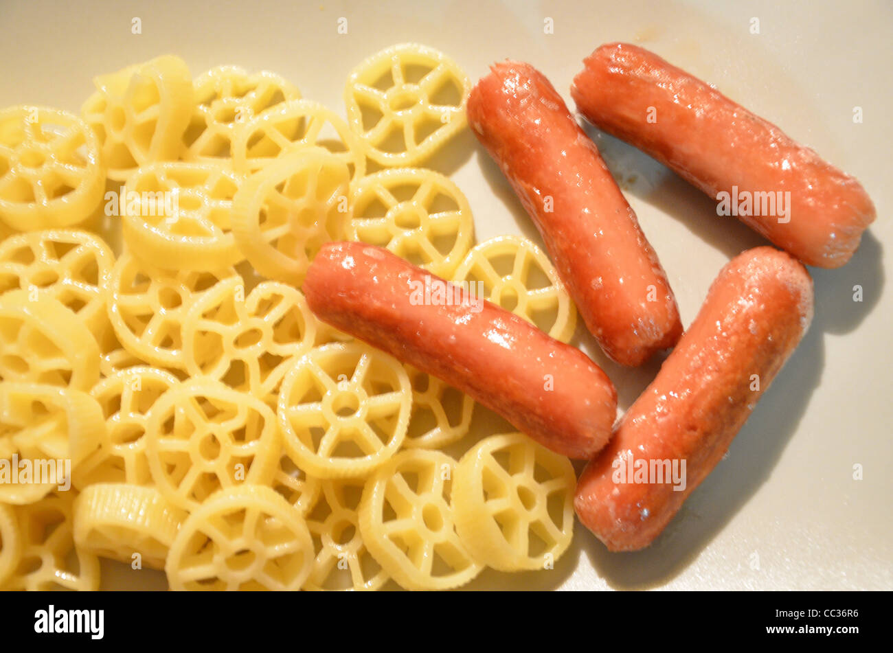 Schüssel mit Makkaroni und Wurst Stockfoto