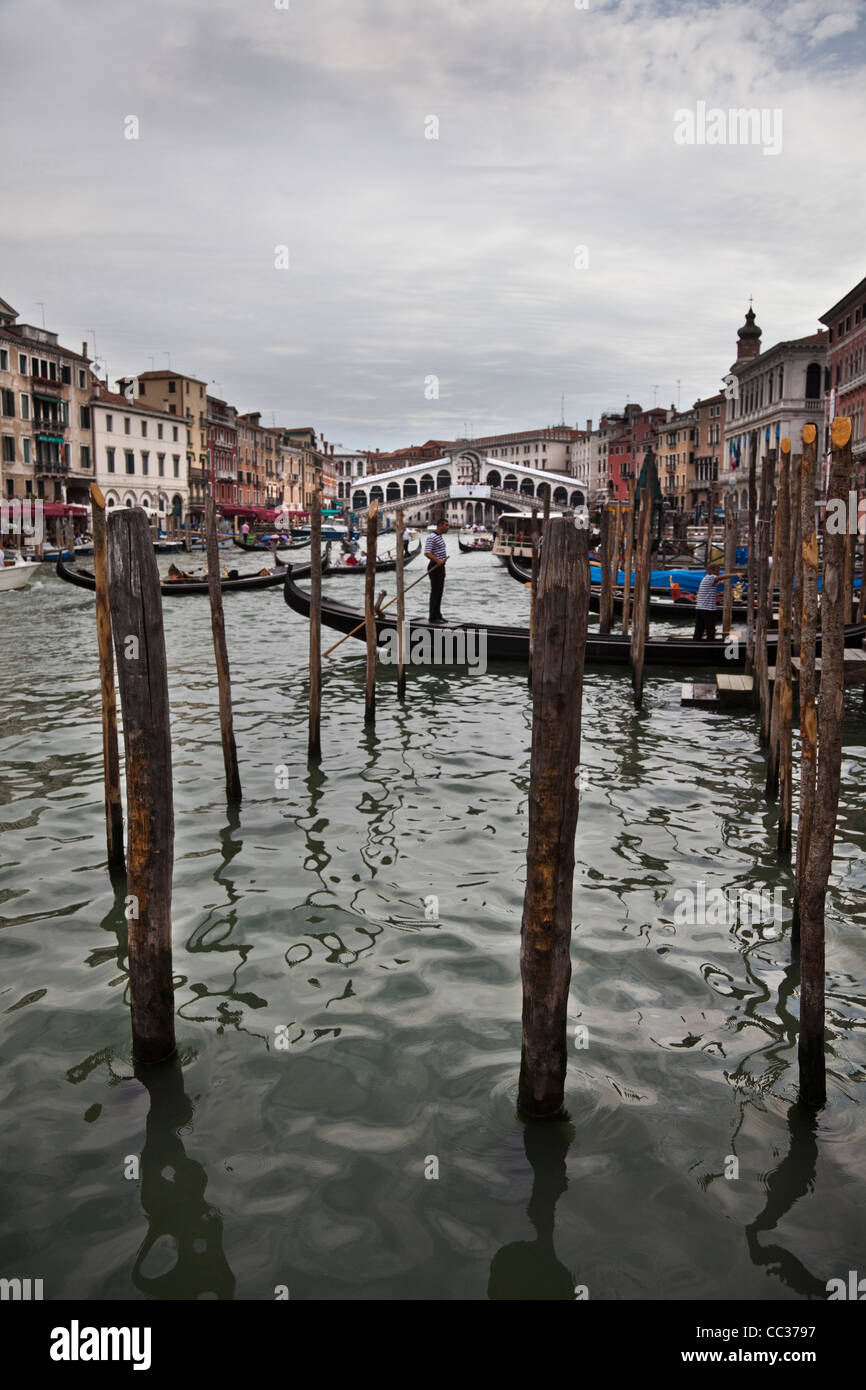 Canal Grande Sicht mit Rialto-Brücke im Hintergrund, Venedig, Italien Stockfoto