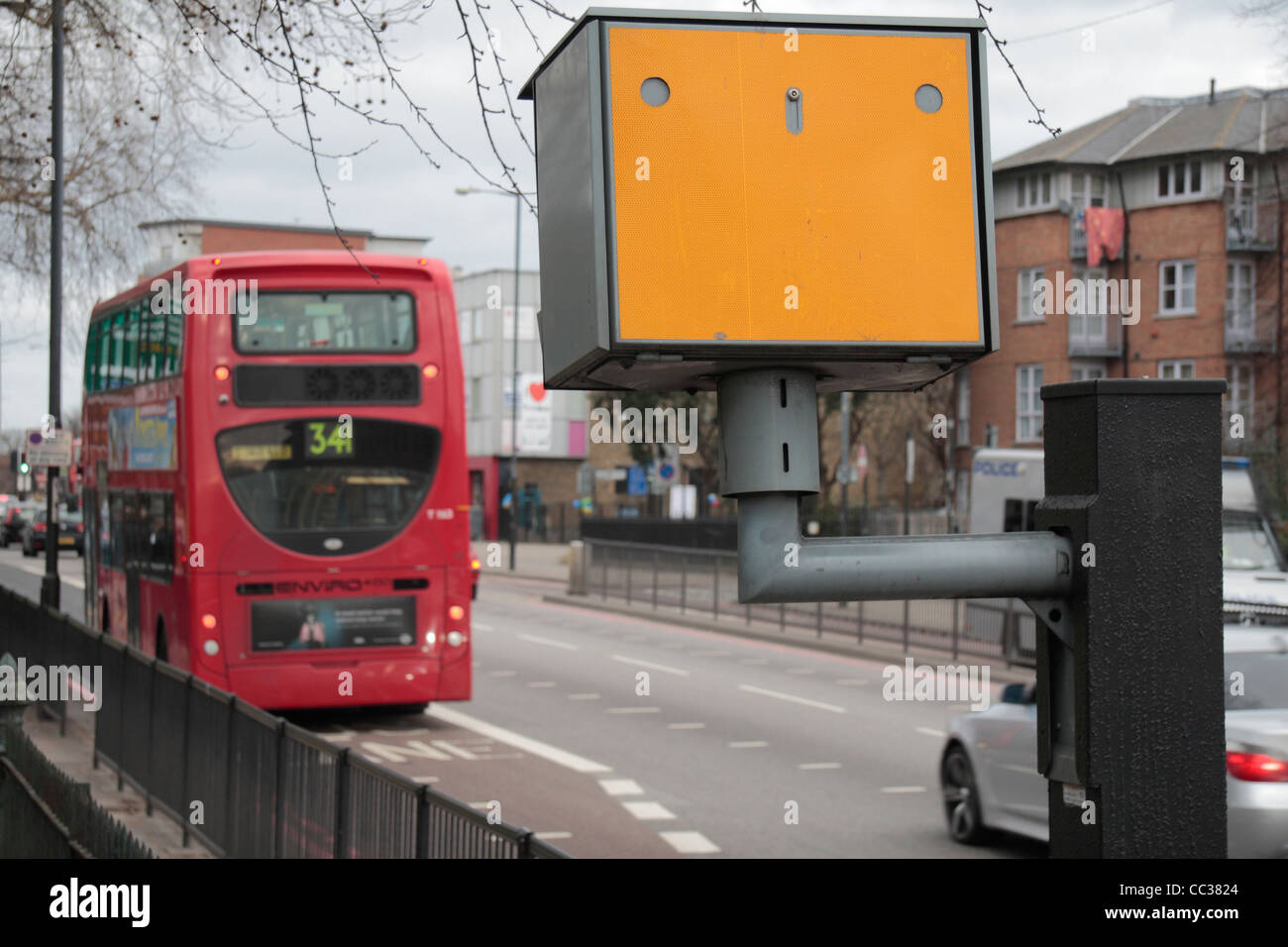 Bus Nr. 34 übergibt einen gelben Blitzer auf Tottenham High Road, North London, UK. Stockfoto