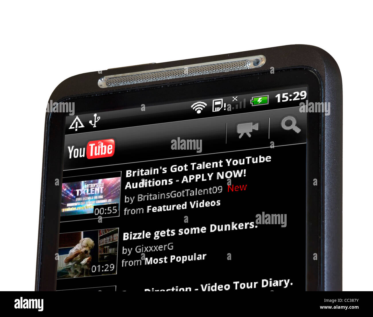 YouTube ansehen auf einem HTC-smartphone Stockfoto