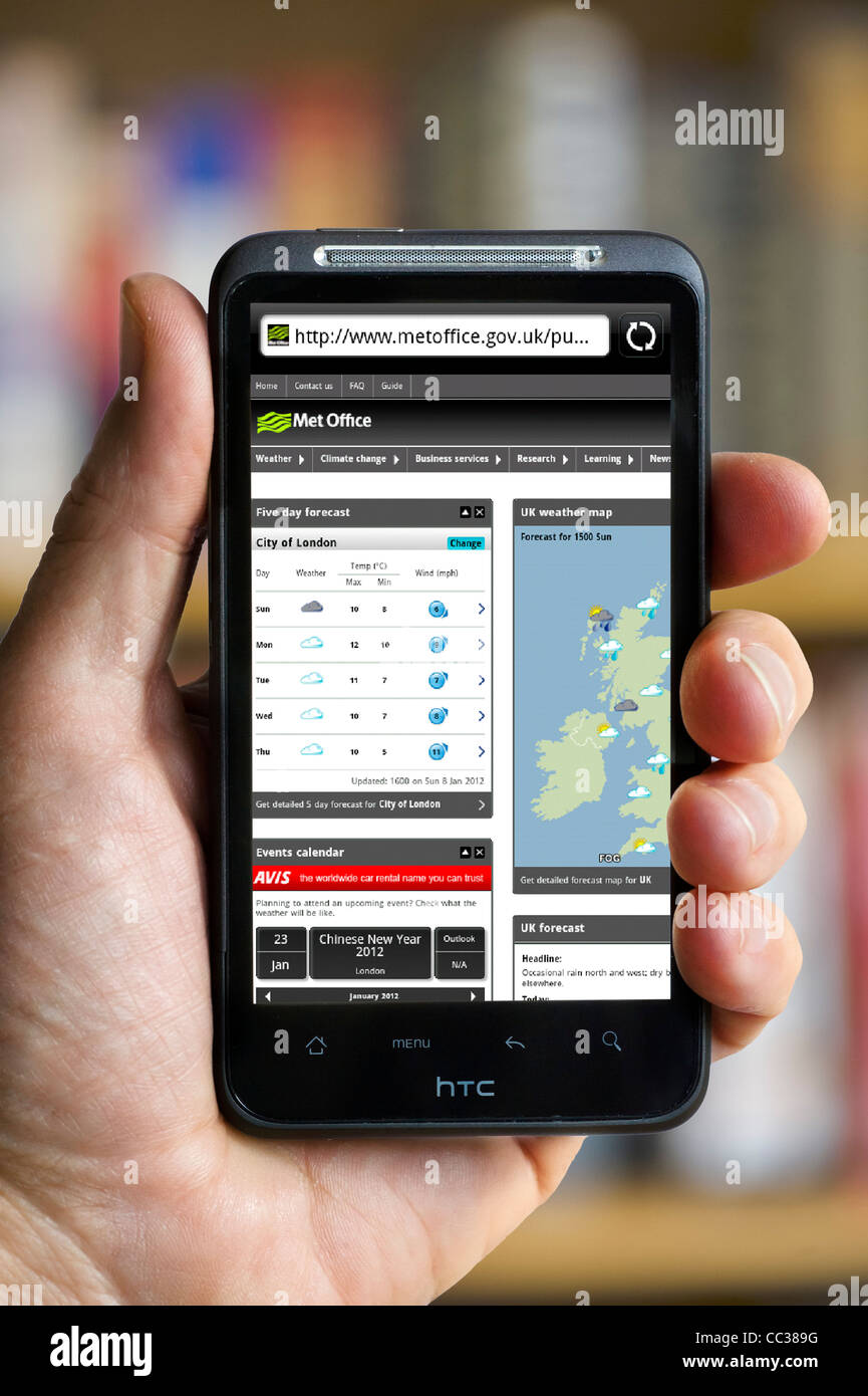 Die neue (Stand: Januar 2012) Met Office-Wetter-Website auf einem HTC-smartphone Stockfoto
