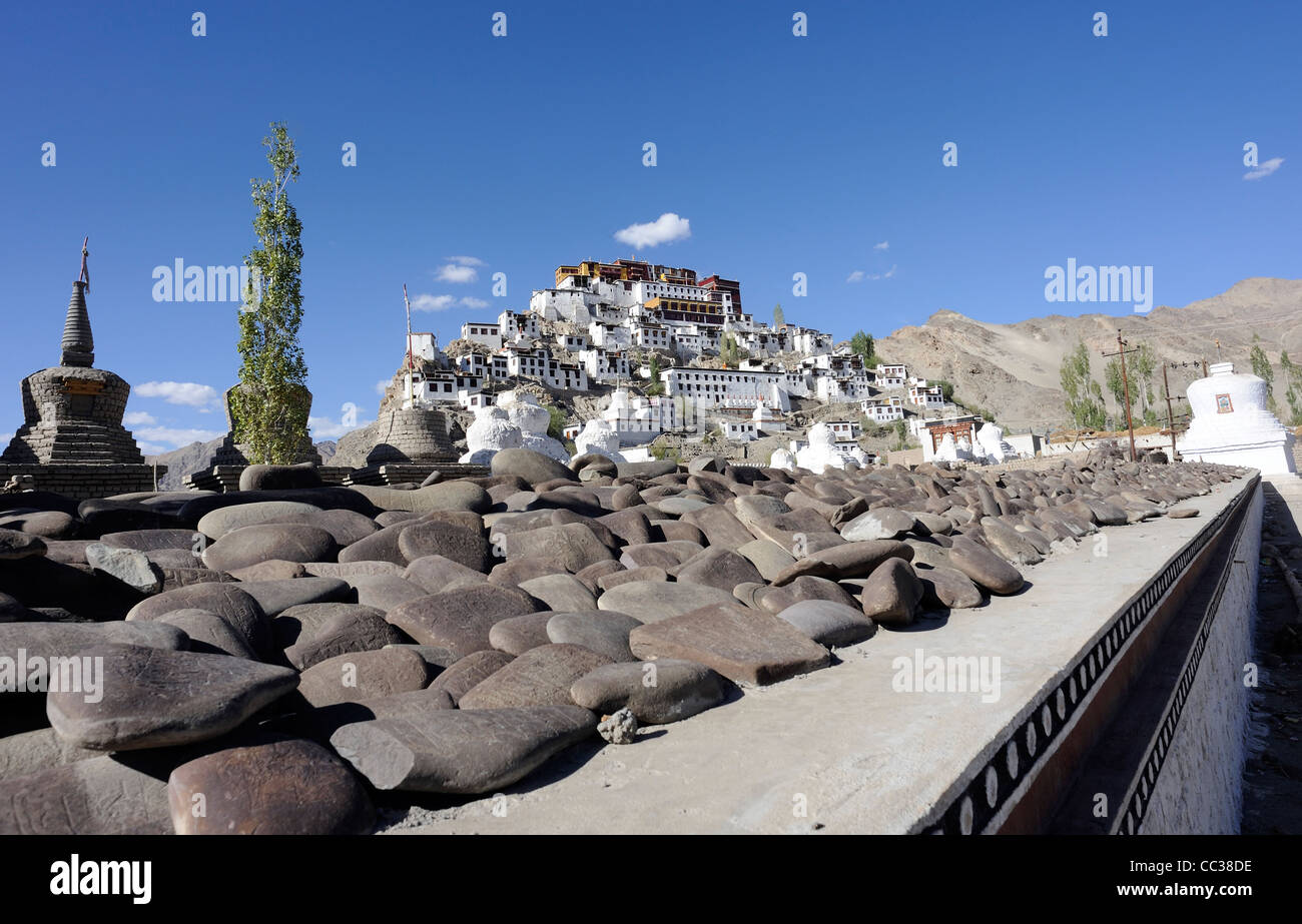Gebet-Wand mit Thikse Gompa, Kloster, im Hintergrund. Tikse, Tiksey, Thikse, Thiksay. Thikse, Ladakh, Stockfoto